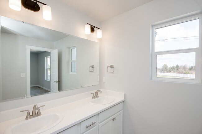 Building Photo - Incredible Townhomes. You’re New Home is Waiting.