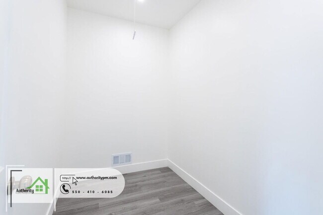 Building Photo - 1140 Redbud Dr