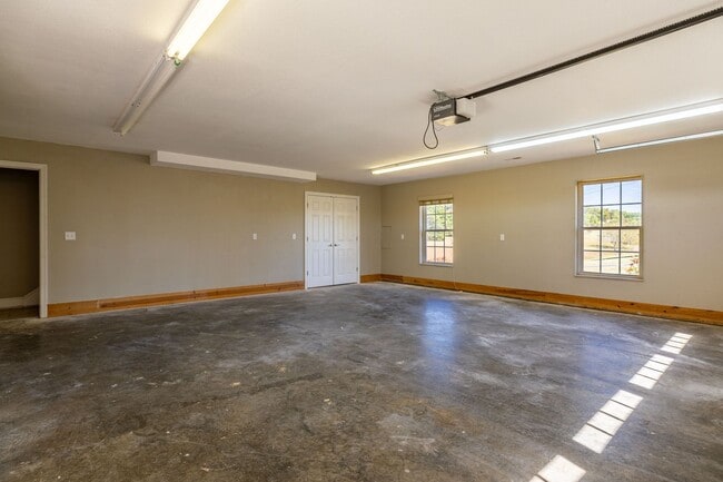 Building Photo - Greenback 37742 - 4 bedroom, 4.5 bath home - Contact Jeremy Logan (865) 307-2273