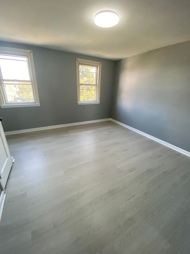 Building Photo - 3 Bedroom and 1 Bathroom House in Northeas...