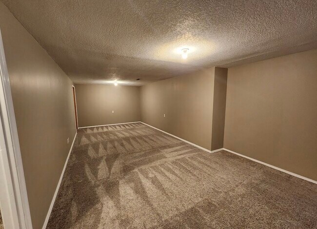 Building Photo - 112 E North Point Dr