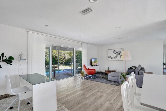 Building Photo - 1299 SW 9th St