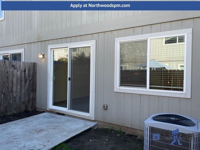 Building Photo - Very Nice 2 Bedroom 2 Bath 2 Story Townhom...