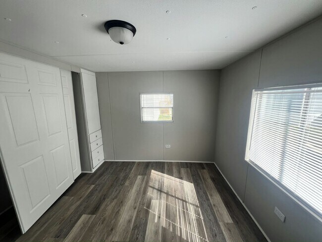 Building Photo - 133 Lakeside Garden Cir