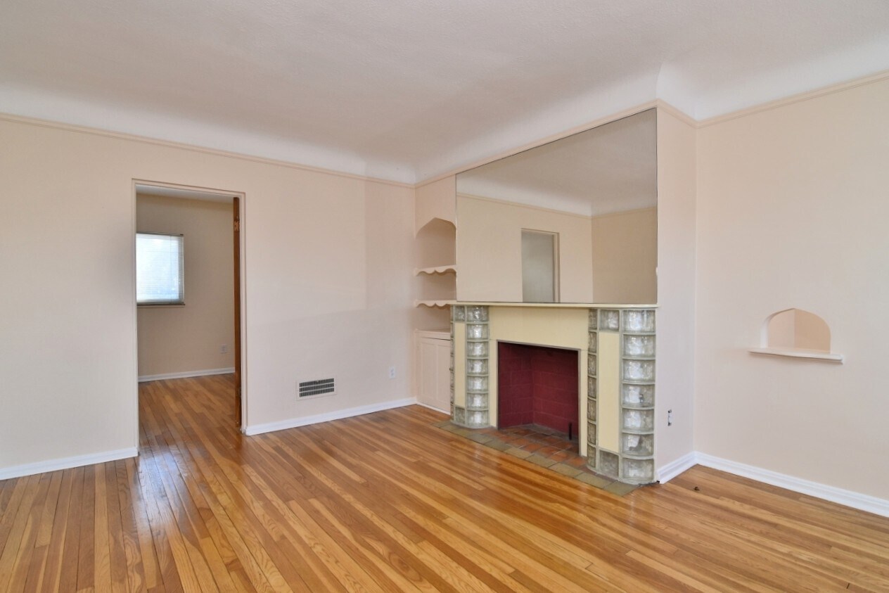 Building Photo - 2025 Riverside Dr