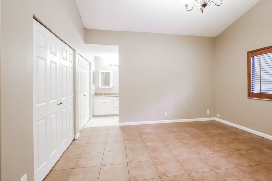 Building Photo - 575 NW 38th Ave