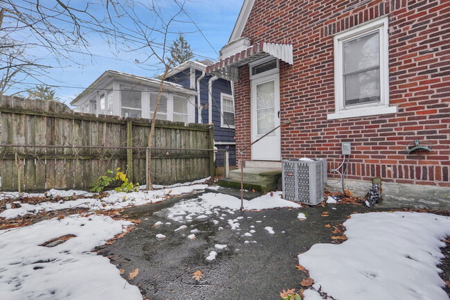 Building Photo - 182 E Patterson Ave