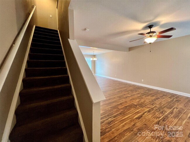 Building Photo - 142 Silverspring Pl