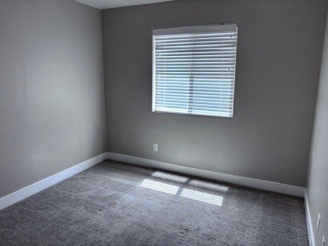 Building Photo - 3 Bed / 2.5 bath Desert Hills Townhome wit...