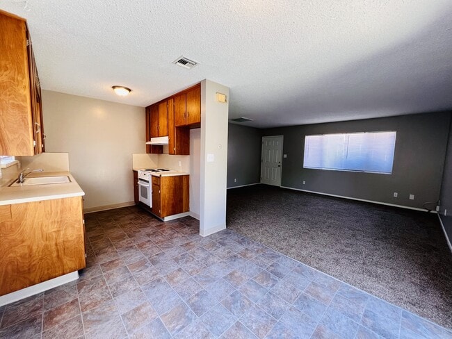 Building Photo - 3108 W Walnut Ave
