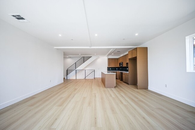 Building Photo - 1259 S Longwood Ave