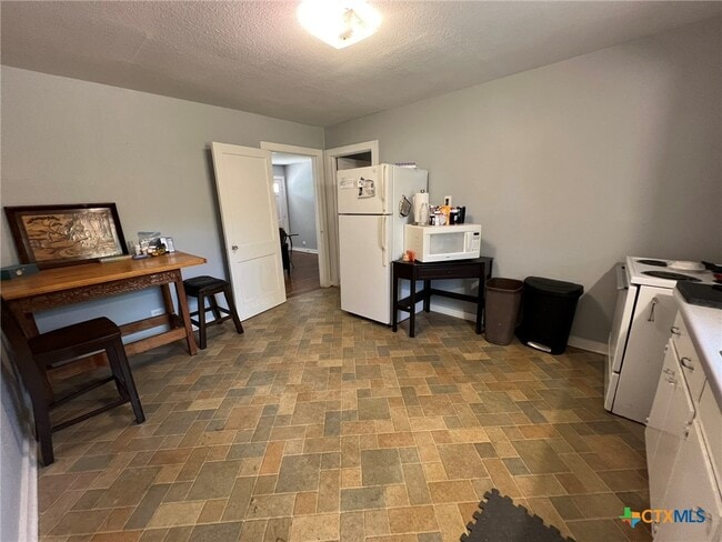 Building Photo - 859 Oasis St