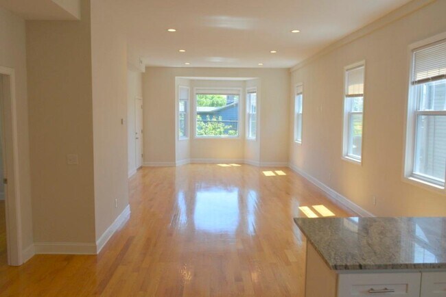 Building Photo - 213 Carpenter St