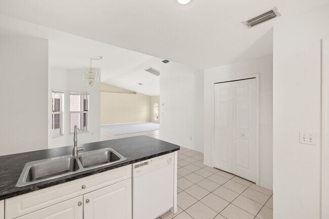Building Photo - 3 Bed 2 Bath Pool Home