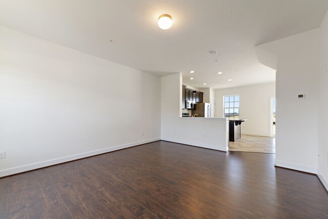 Building Photo - End Unit- 3 Bedroom Townhouse!