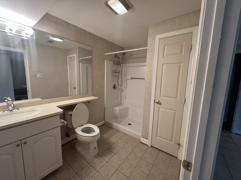 Building Photo - 8302 Silverthorn Rd