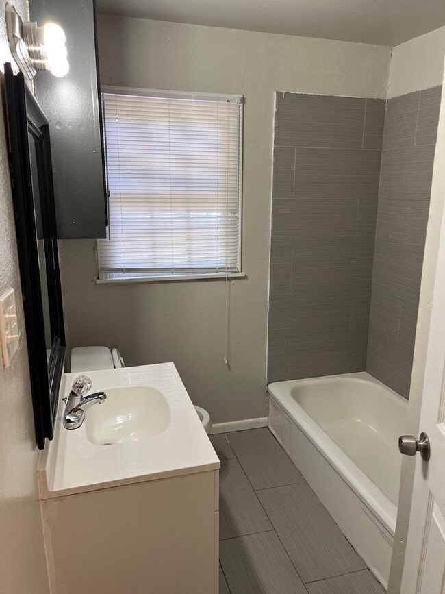 Building Photo - 3 bed 2 bath -Edmond (Danforth and Blvd)
