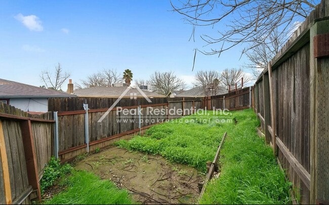Building Photo - Updated 2bd/2ba Foothill Farms Duplex With 1 Car Garage