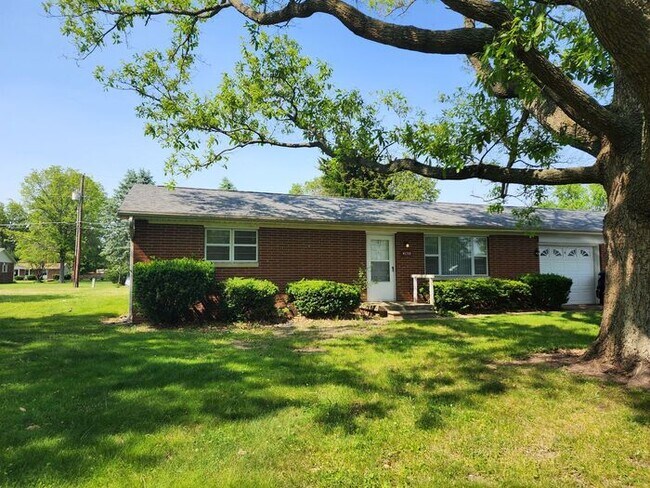 Building Photo - 2 Bed 1 1/2 Bath Duplex on Terre Hautes Northside