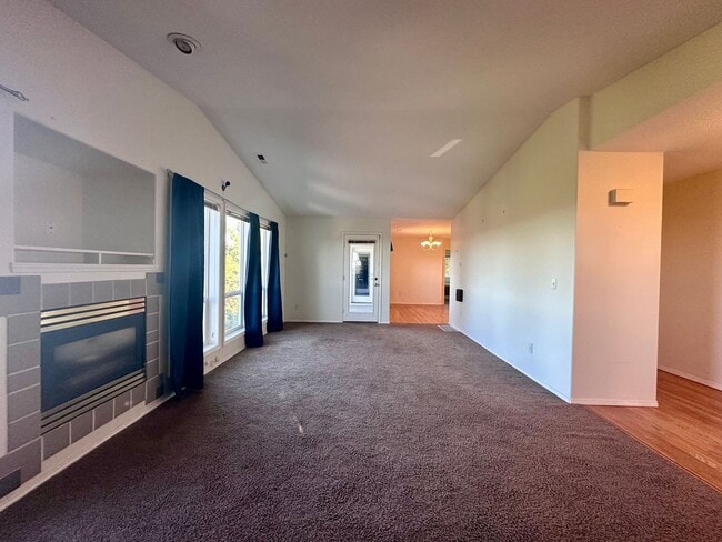 Building Photo - Charming Duplex 3 Bed 2 Bath w/ Double Car Garage and a Beautiful View in Portland!