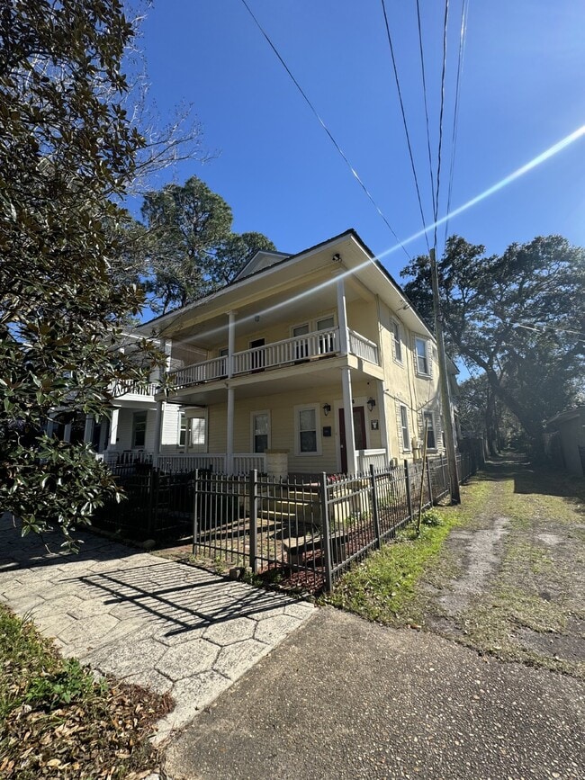 Building Photo - 4 bedroom 3 bath Springfield home with Off street parking