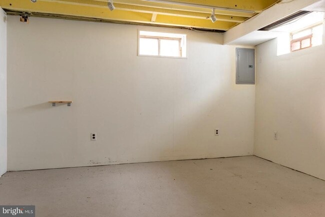 Building Photo - 404 S Croskey St