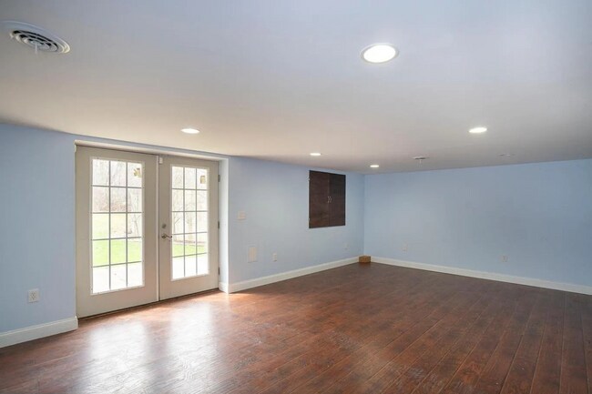 Building Photo - 4 Bedroom House For Rent