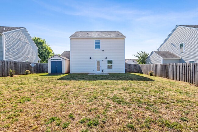 Building Photo - Newer Home, Granite Counter-Tops, Wood Laminate Flooring, SS Appliances, Garage, Fenced, Must See!