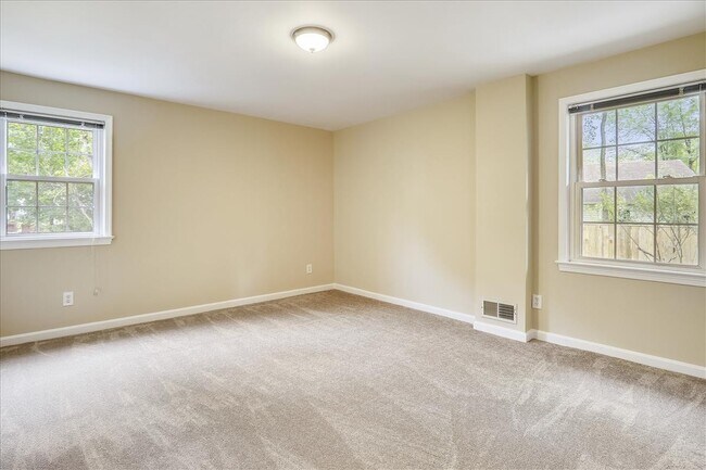 Building Photo - Beautiful 4 BR 3 BA home in quiet neighbor...