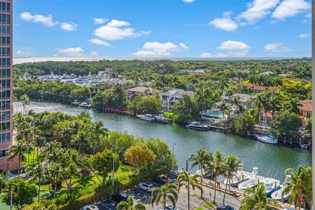 Building Photo - 90 Edgewater Dr