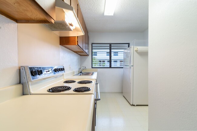 Building Photo - $2700 | 2br/1.5ba/2prkg Condo at Pearl Hig...