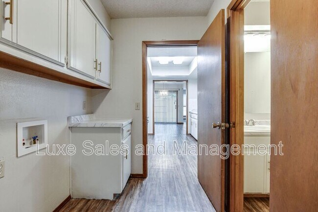 Building Photo - 1705 N Gleason Ave