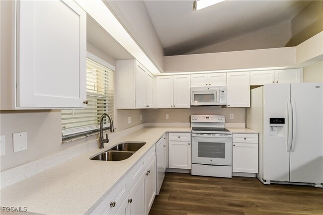 Building Photo - 349 SW 28th Pl