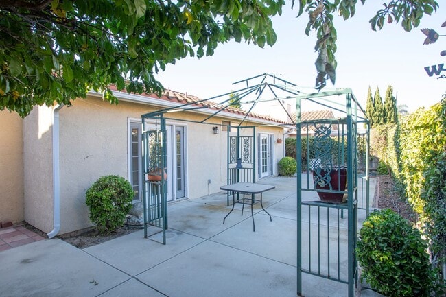 Building Photo - Lovely 3 Bedroom Home!