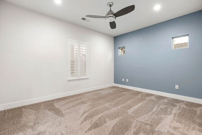 Building Photo - Contemporary Dual Level MidTown Bungalow with Balcony & Garage!