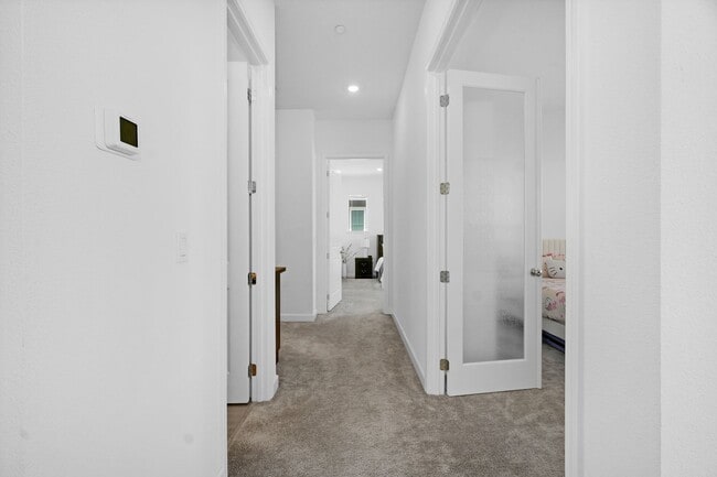 Building Photo - One Lake Townhouse