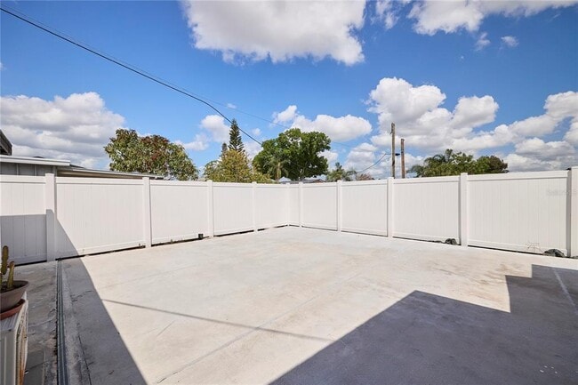 Building Photo - 6804 N Hubert Ave