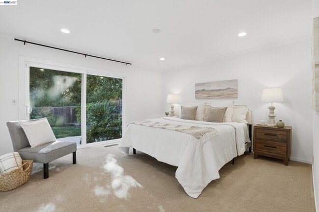 Building Photo - 2402 Royal Oaks Dr