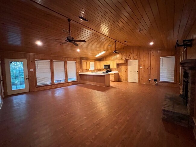 Building Photo - 261 County Rd