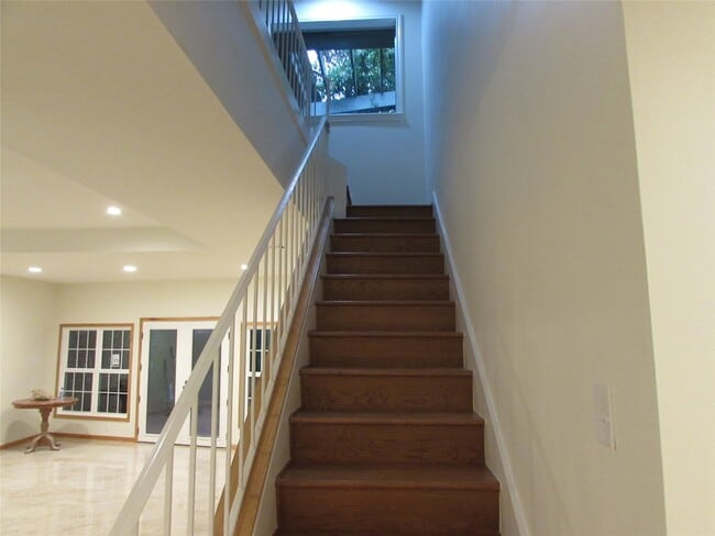 Building Photo - 201 Vanderpool Ln