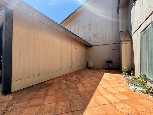 Building Photo - 3 bed 3 bath 2 car garage brick town home now available