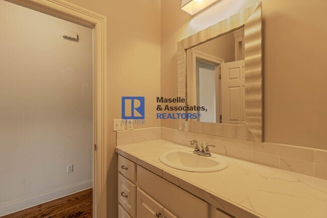 Building Photo - Beautiful 4 bedroom, 2 bathroom house in B...
