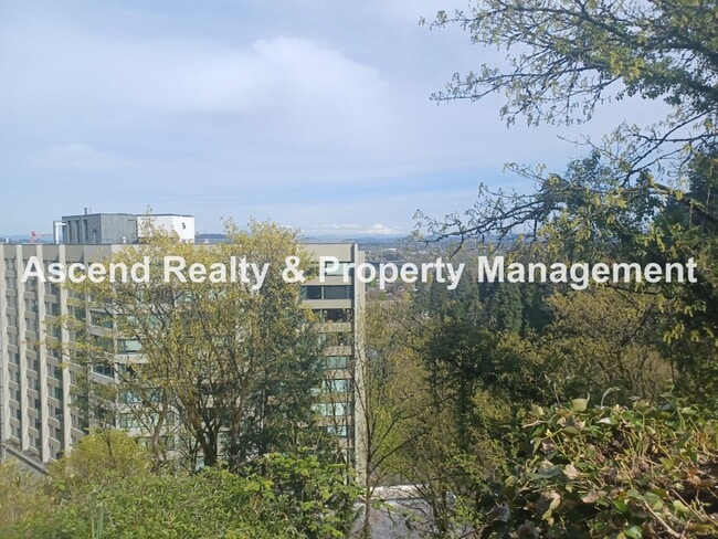Building Photo - Stunning Views! 2 Level Condo Minutes to Downtown & PSU Incl Water/Sewer/Garbage & Parking