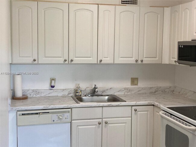 Building Photo - 400 SW 134th Way