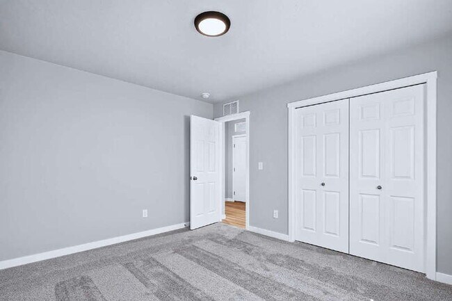 Building Photo - 297 N Madrone Ave