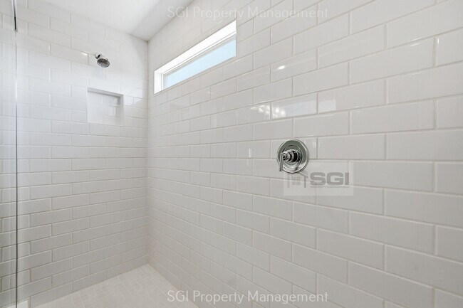 Building Photo - 17851 W Daley Ln
