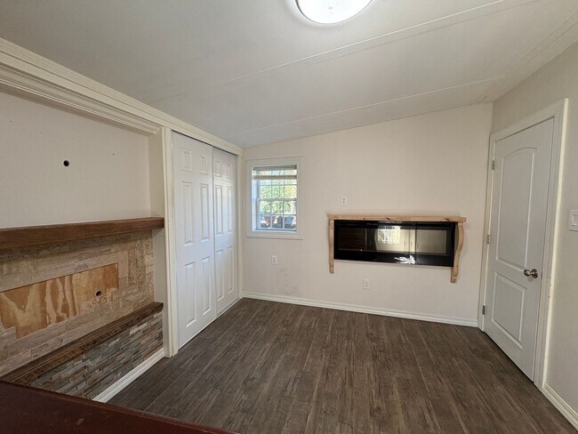 Building Photo - Move in special! First month rent is half off with approved application! 6 month lease option!