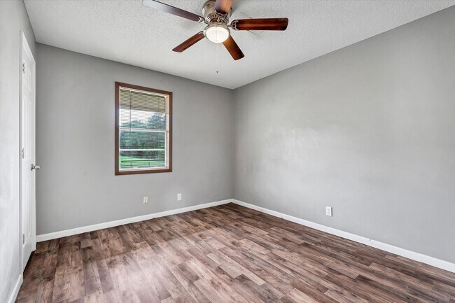 Building Photo - 3 Bedroom Home Across from JHS