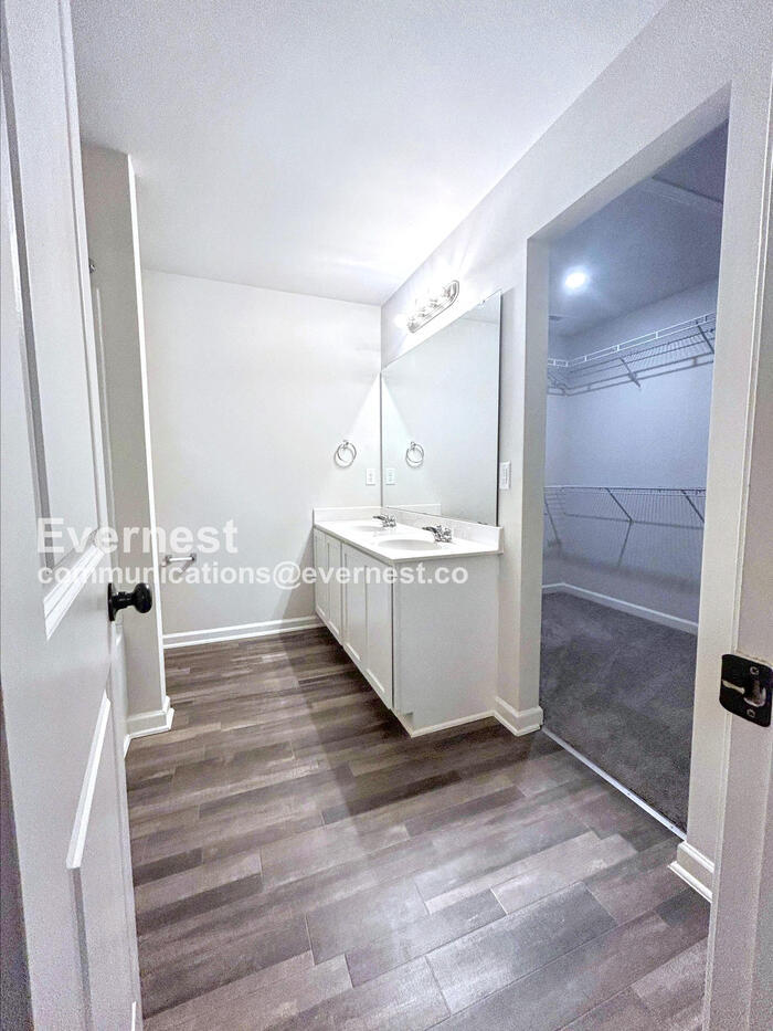 Building Photo - 1600 Sandersted Village Cir