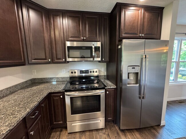 Building Photo - Oakley - Modern Three Bedroom